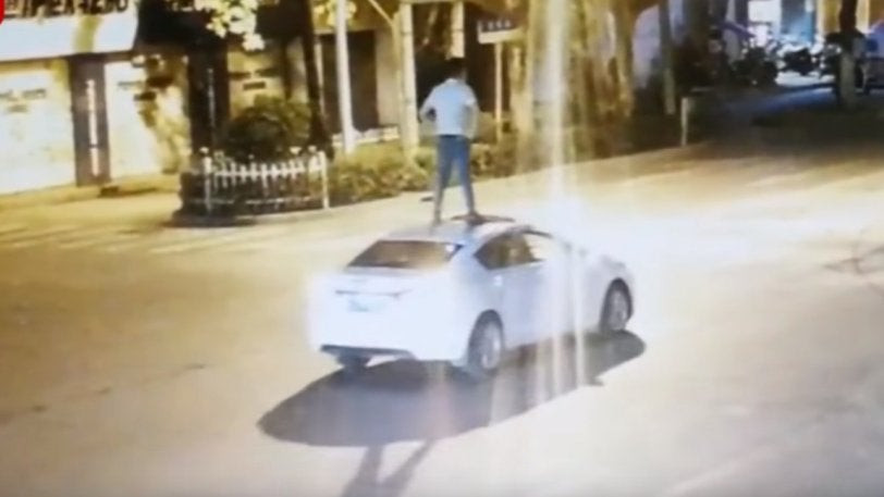 Mεθυσμένος οδηγός «σερφάρει» με το αυτοκίνητό του (βίντεο)